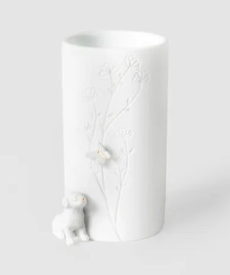 Vaas met zittende hond