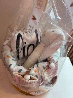 Opbergmandje met lieve babyspulletjes