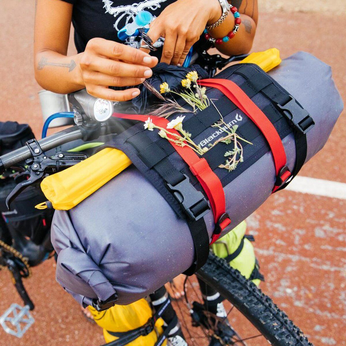 Blackburn OUTPOST HB ROLL W/ DRY BAG BLACK