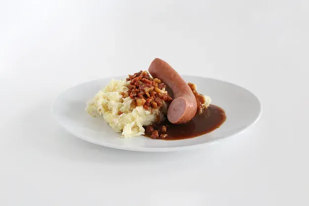 Zuurkoolstamppot met slagersrookworst