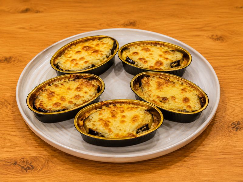 Aubergine met tomaat en mozzarella