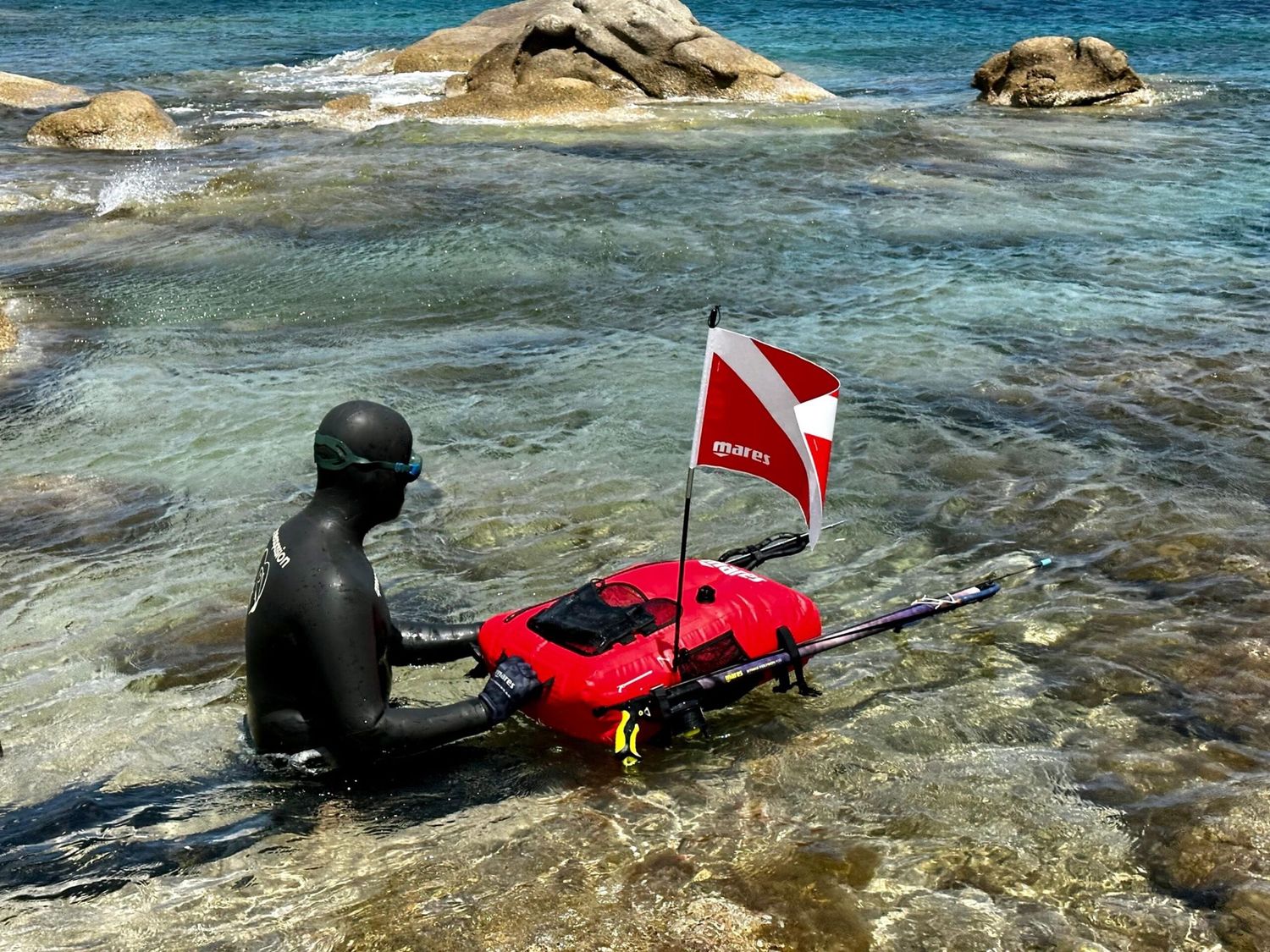 Mares Freediving Hydro Backpack Buoy - Durable Versatile Waterproof Floating Backpack with Two Flags, Safety Whistle, Flag Holder