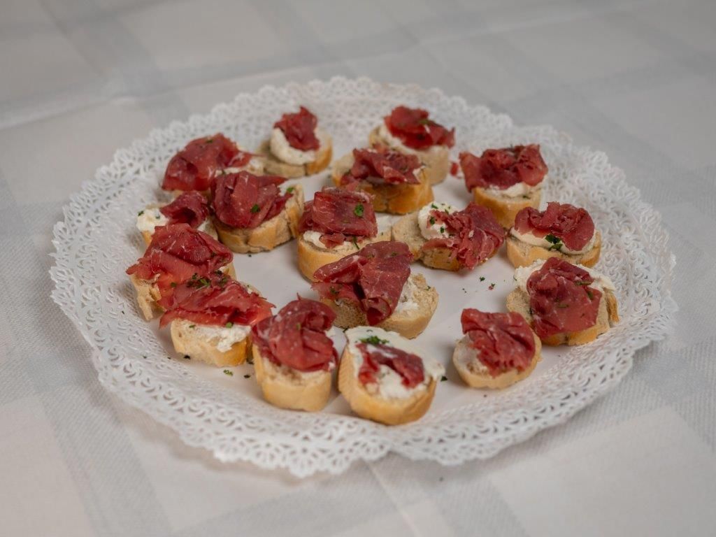 Tartine di bresaola e mousse di basilico - 50 pz