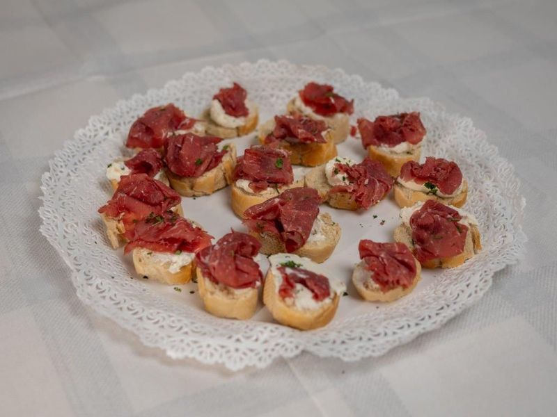 Tartine di bresaola e mousse di basilico - 50 pz