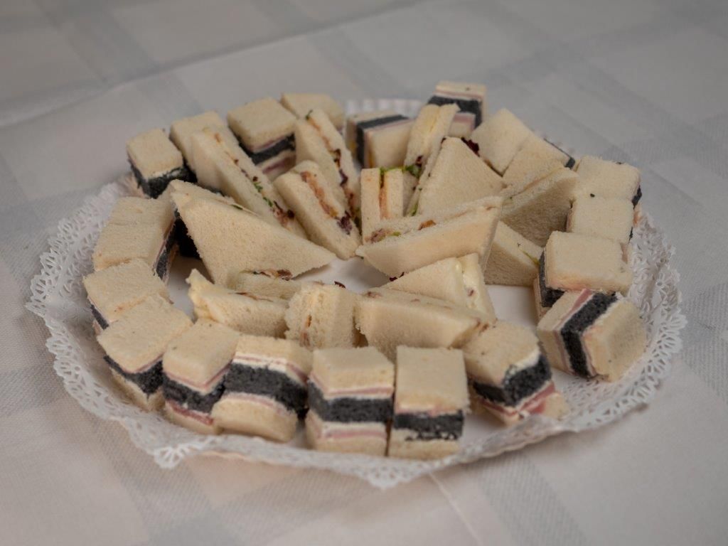 Cubotti di tramezzini con pane nero, prosciutto e crema di formaggi - 50 pz