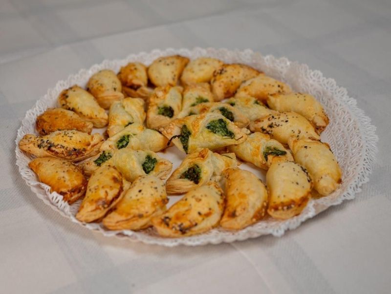 Sfogliatine con salsicce e cime di rapa e calzoncini ripieni gusti vari - 50 pz