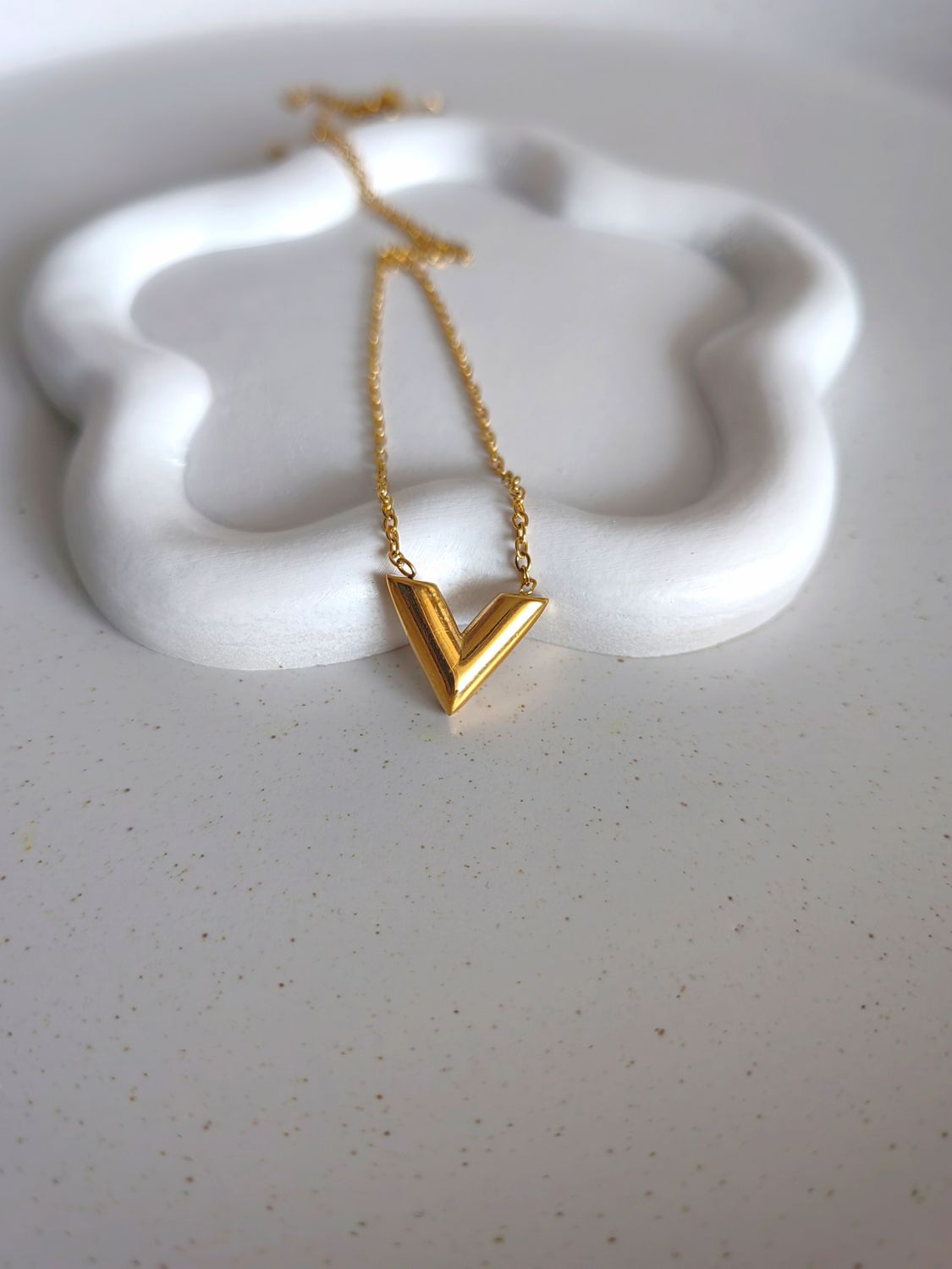 V NECKLACE