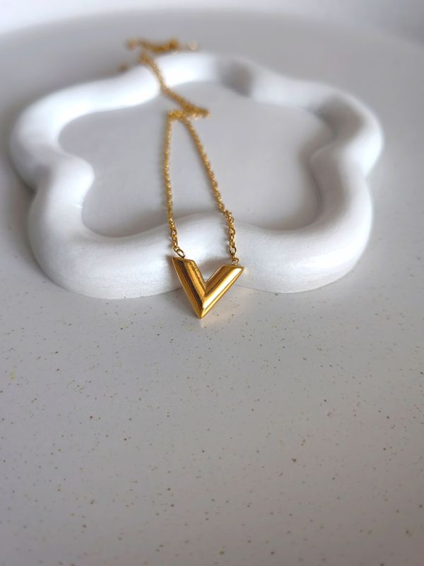 V NECKLACE