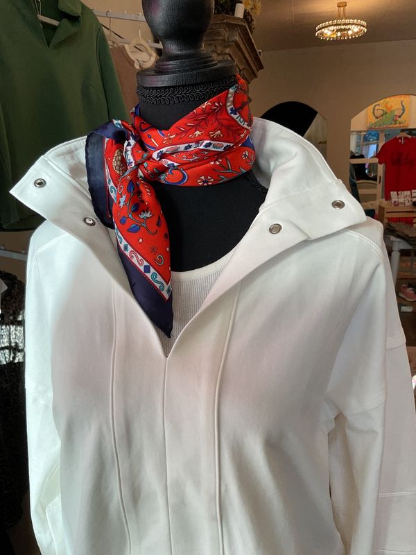 SPORTY POP-UP COLLAR TOP