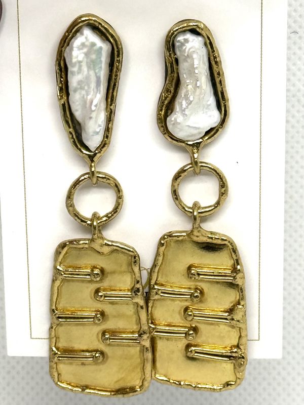 GEO DANGLES WITH PEARL