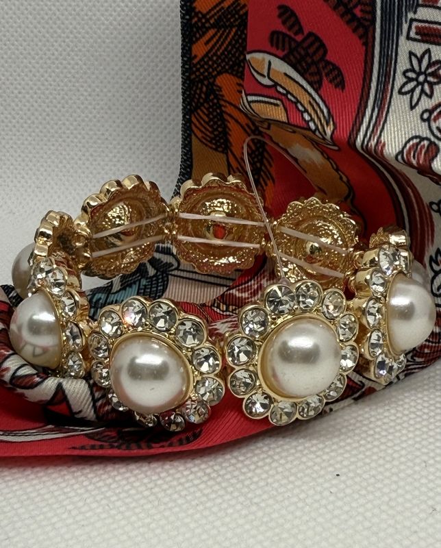 HOLIDAY PEARL STRETCH BRACELET