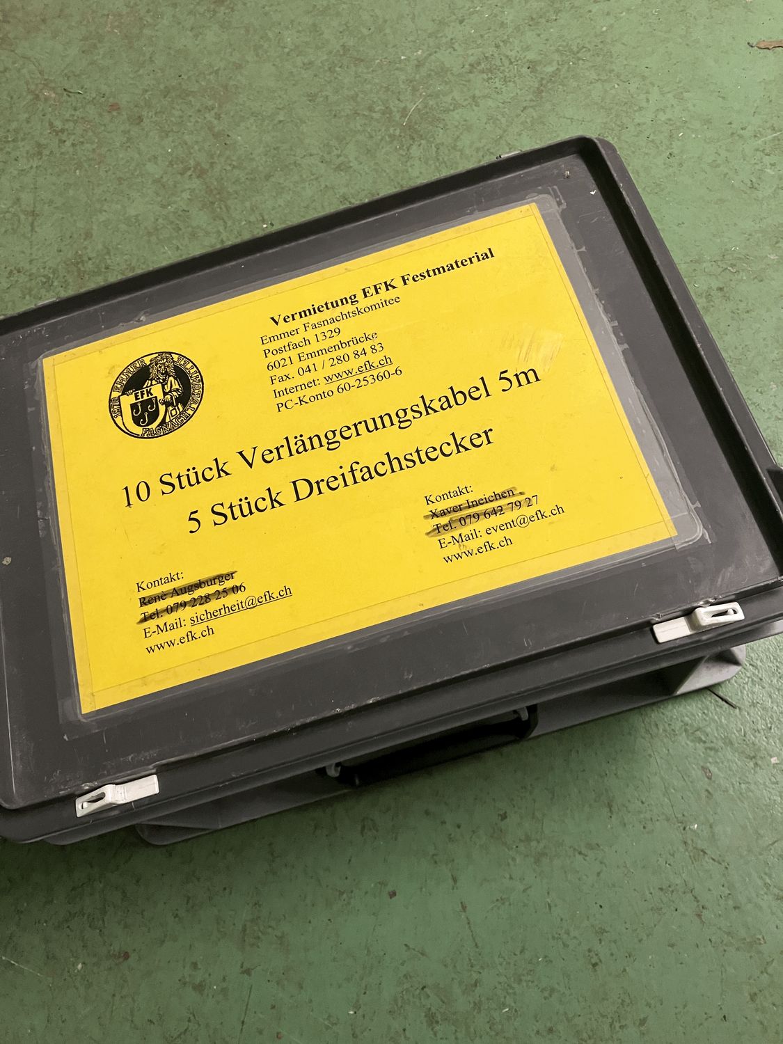 Kiste mit Verlängerungskabel trocken