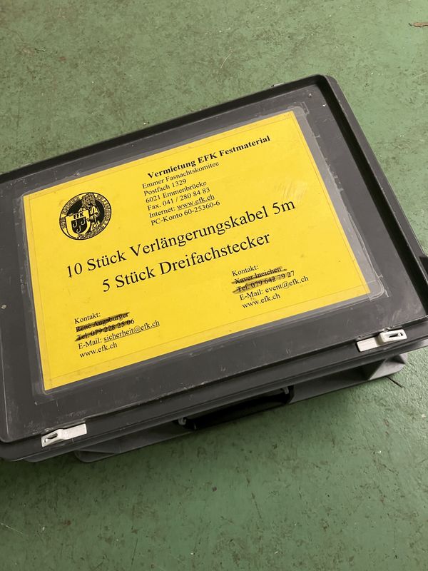 Kiste mit Verlängerungskabel trocken