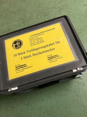 Kiste mit Verlängerungskabel trocken