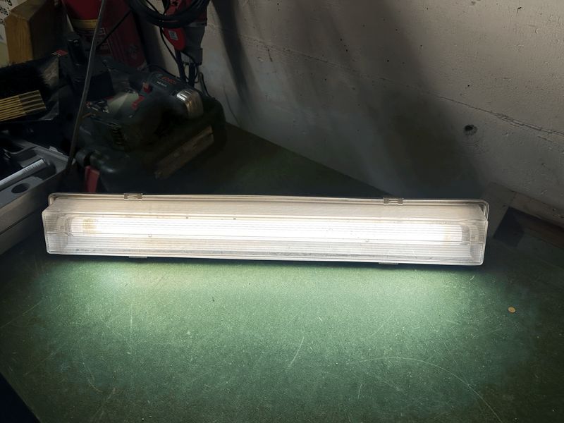 FL Beleuchtung Feuchtraum mit Stecker 18 W