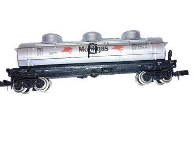 Bachman N Scale 5426 42&#39; Three Dome Tank Car Mobilgas rolling stock
