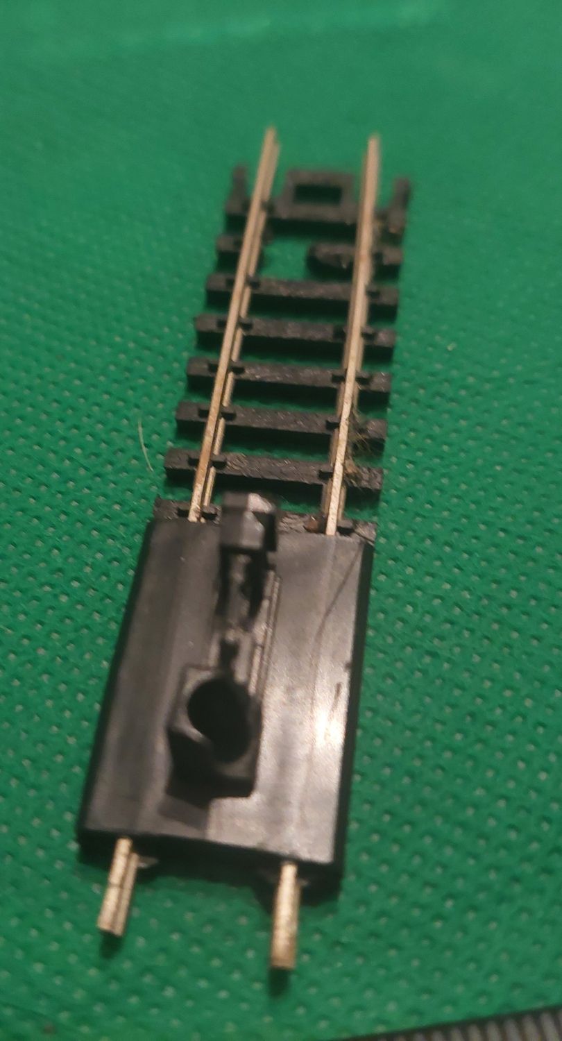 Atlas  N Scale Train Stops Lighted Requires bulb