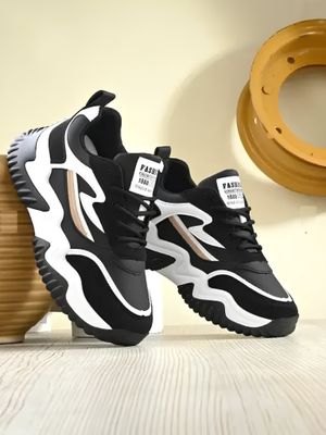stylish women&#39;s outdoor shoe
