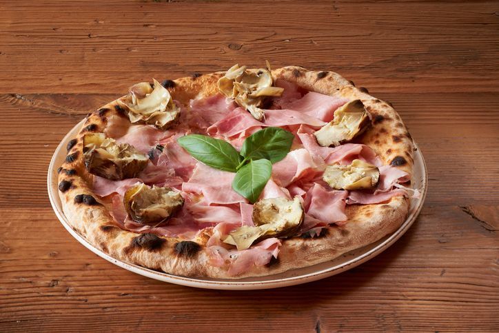Cotto e funghi (pomodoro, mozzarella, prosciutto conto, funghi)