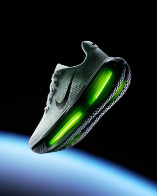 Nike Vomero Premium - Barely Volt