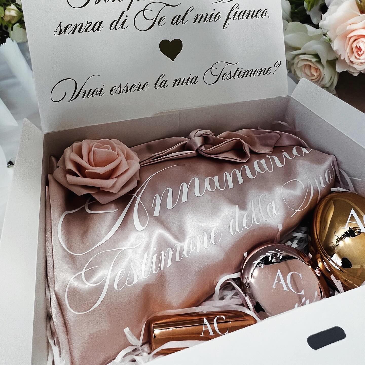Box regalo con vestaglia in raso e gadget personalizzati – Idea per testimone, damigella, mamma sposi