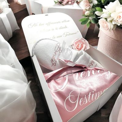 Box Damigella/Testimone con Vestaglia in Raso personalizzata e Ciabatta