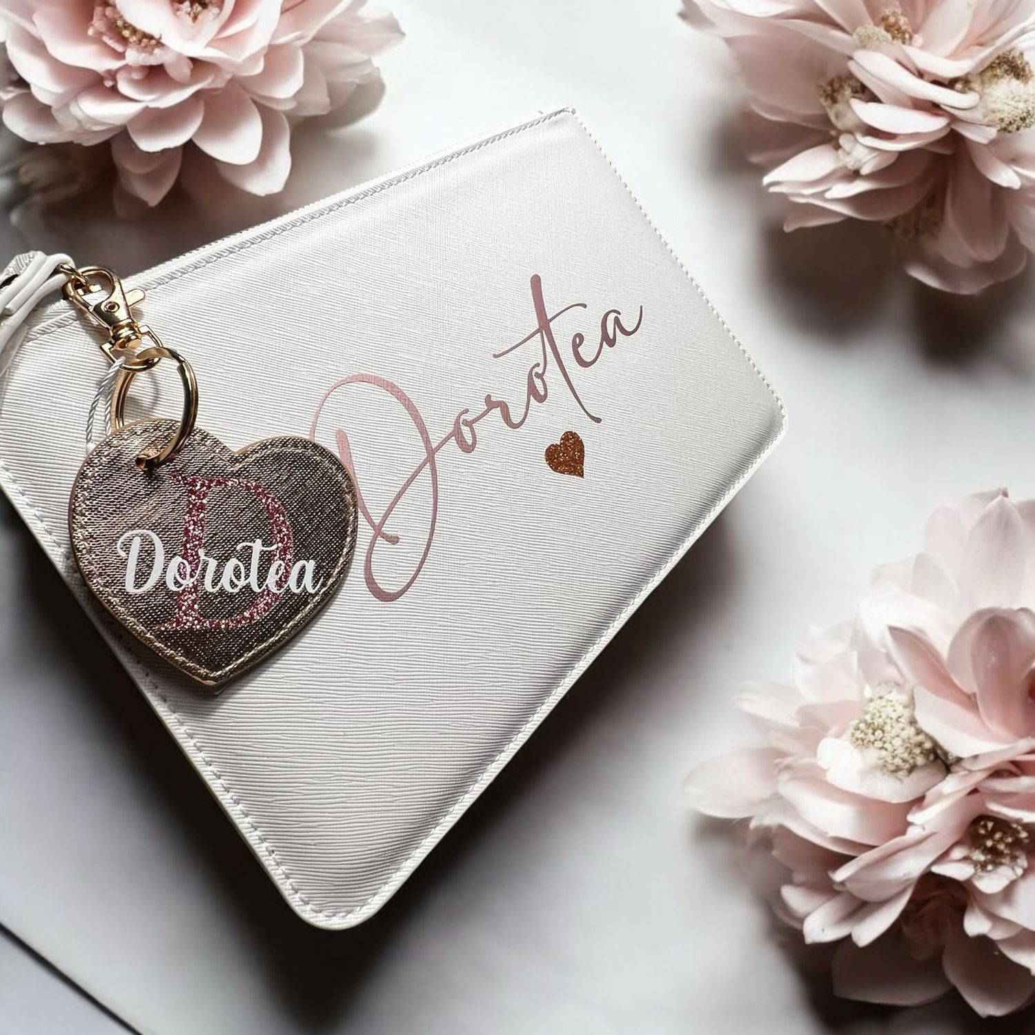 Set Pochette e Portachiavi in Similpelle con Texture Saffiano – Eleganza e Personalizzazione
