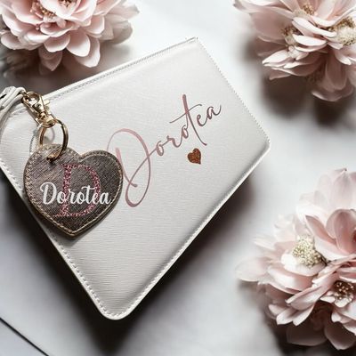Set Pochette e Portachiavi in Similpelle con Texture Saffiano – Eleganza e Personalizzazione