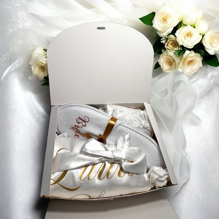 Luxury Bridal Box – Coordinato in pizzo con Vestaglia e Sottoveste e Ciabattine Personalizzate per la Sposa