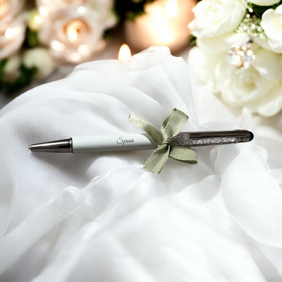 Penna “Sposa” con Glitter e Fiocco Personalizzabile – Idea Regalo Elegante per la Sposa