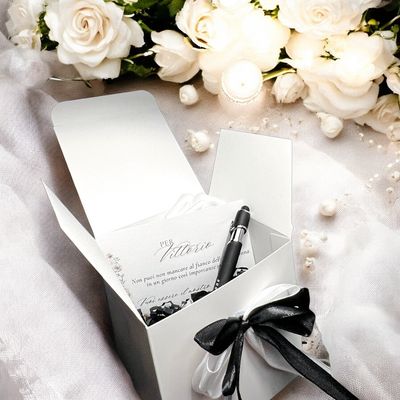 Scatolina regalo piccola 10x10x10 con penna blu navy – Testimone