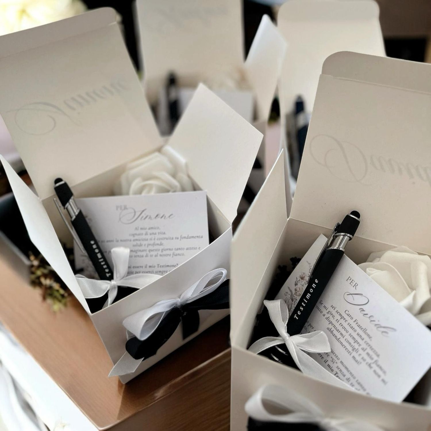 Scatolina regalo piccola 10x10x10 con penna nera – Testimone