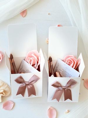 Scatolina Regalo Personalizzata per Damigella o Testimone con Penna e Balsamo labbra alla vaniglia