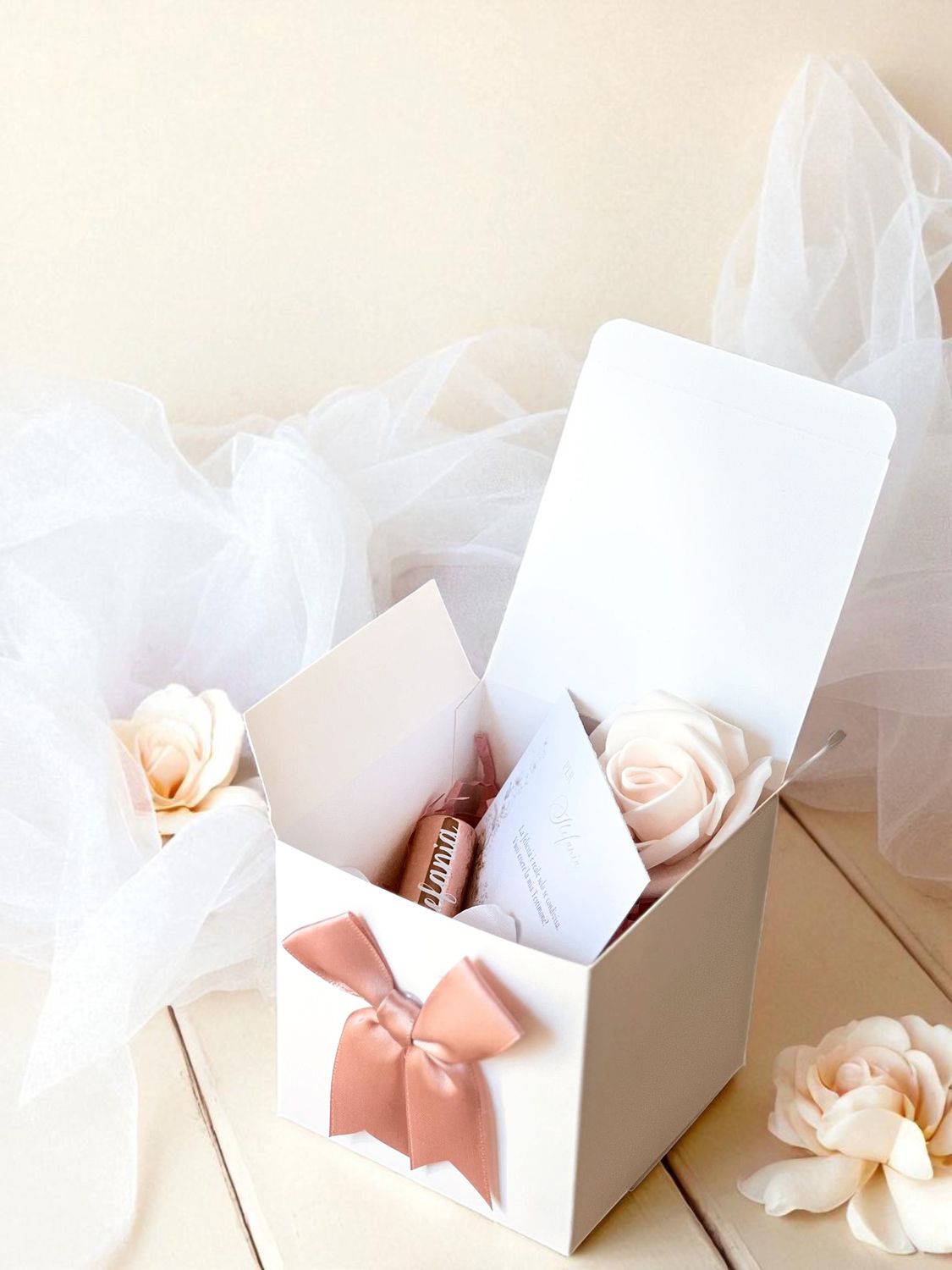 Scatolina regalo con balsamo labbra personalizzato alla vaniglia con SPF e biglietto dedica