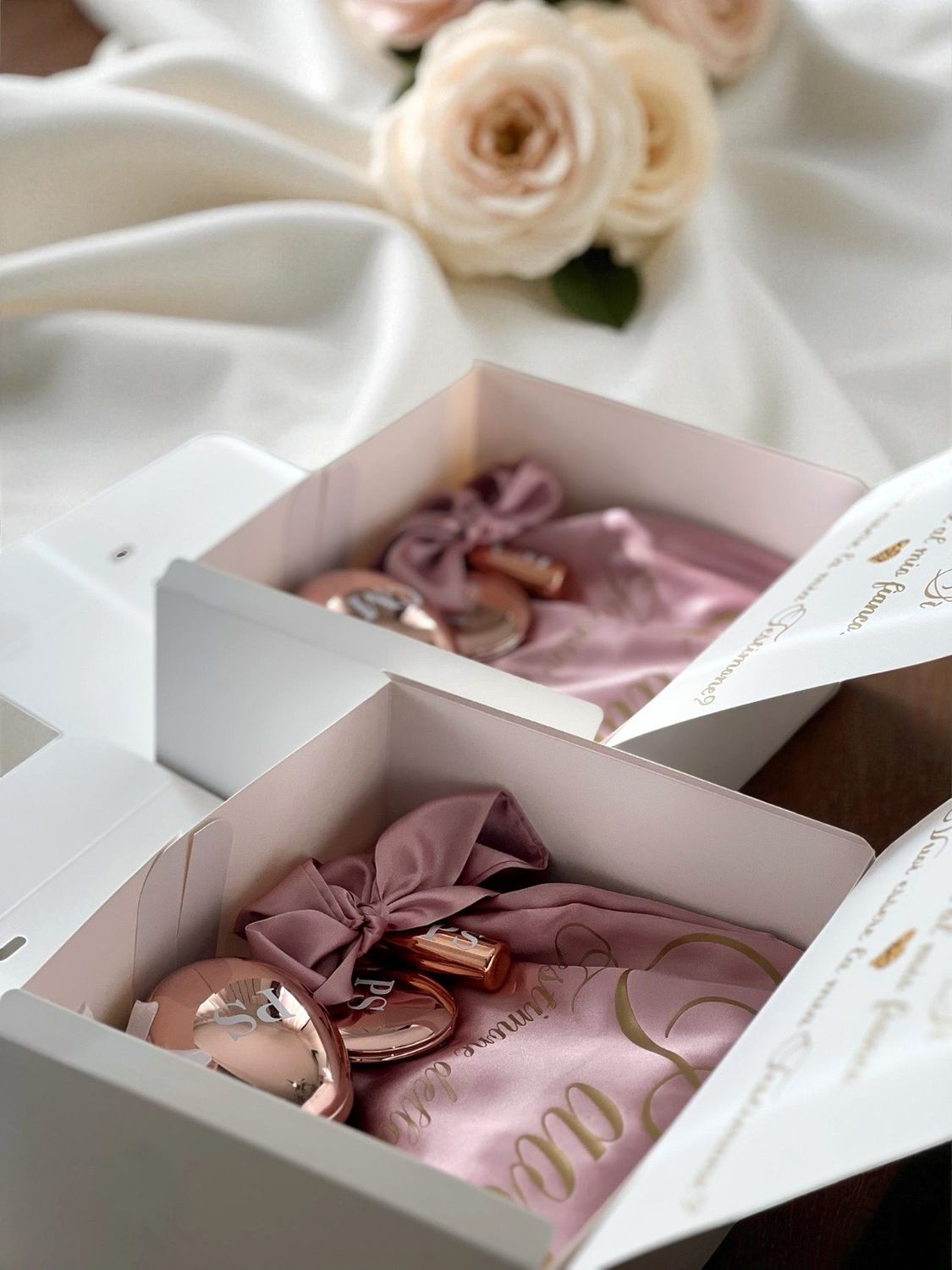 Box regalo con vestaglia in raso e gadget personalizzati – Idea per testimone, damigella, mamma sposi