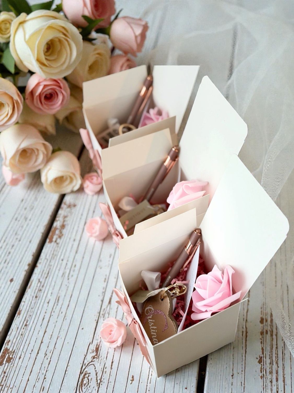 Scatolina regalo personalizzata per Damigella o Testimone con Penna e Portachiavi cuore similpelle