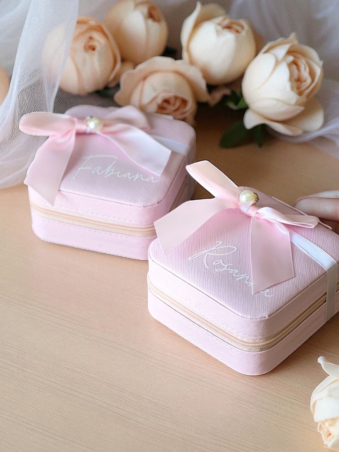 Portagioie da viaggio personalizzato – Rosa o Bianco