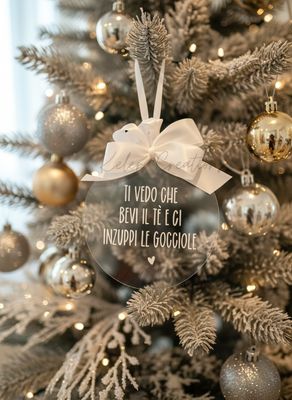Pallina di Natale in Plexiglass Personalizzata - Ti vedo che bevi il tè e ci inzuppi le gocciole