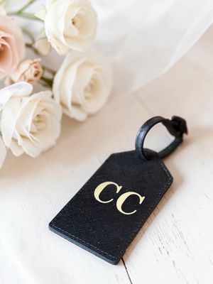 Tag valigia in similpelle saffiano personalizzato - Tableau de Mariage, idea segnaposto