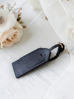 Tag valigia in similpelle saffiano personalizzato - Tableau de Mariage, idea segnaposto