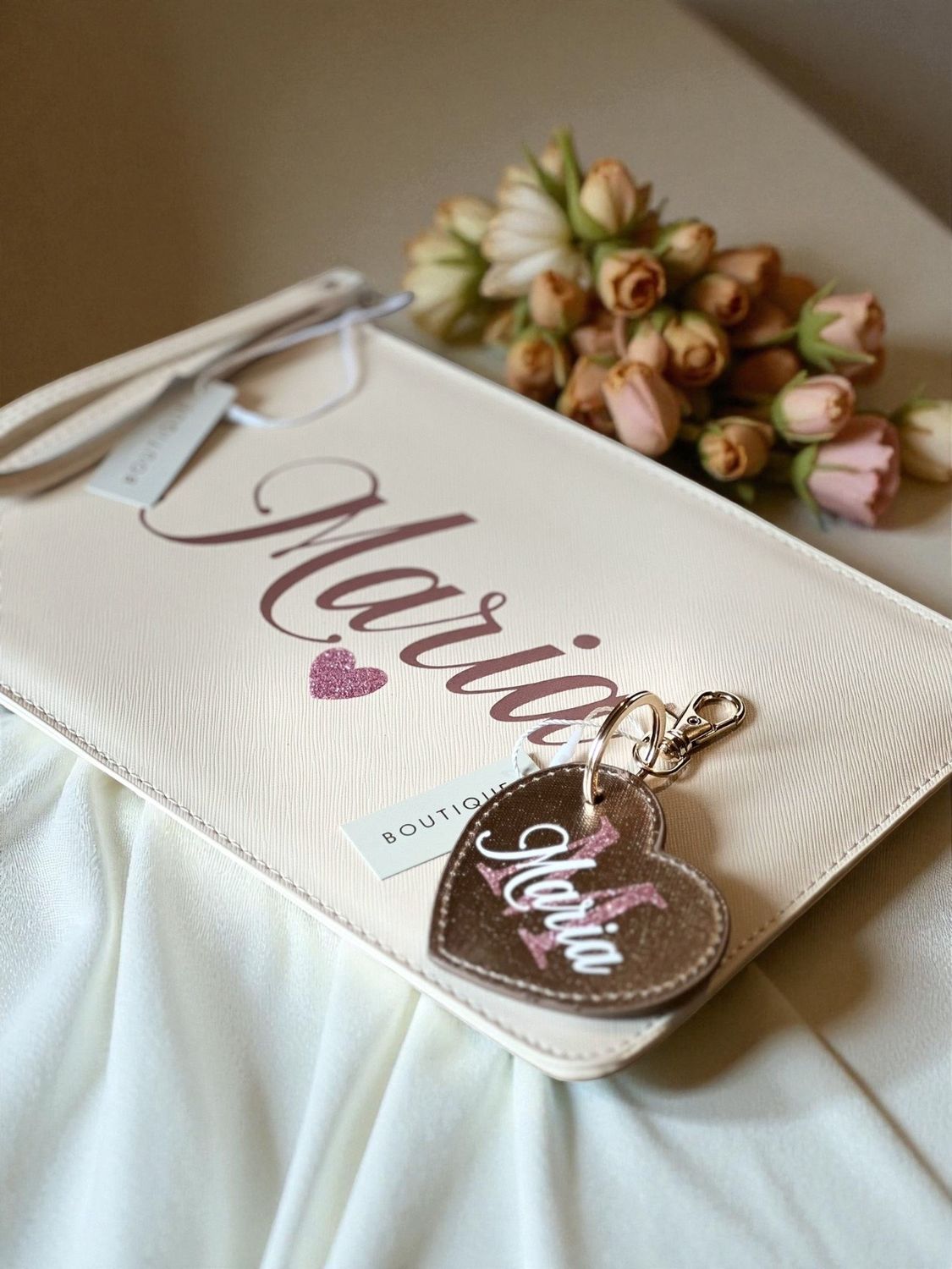 Set Pochette e Portachiavi in Similpelle con Texture Saffiano – Eleganza e Personalizzazione