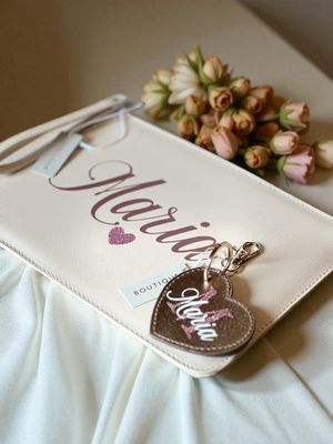 Set Pochette e Portachiavi in Similpelle con Texture Saffiano – Eleganza e Personalizzazione