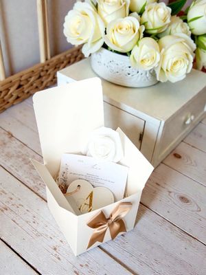 Scatolina donna 10x10x10 personalizzata con portachiavi similpelle texture Saffiano