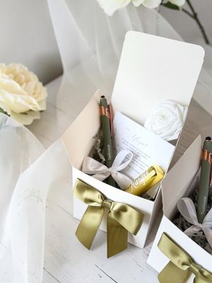 Scatolina regalo per damigella o testimone con penna verde salvia e balsamo labbra oro alla vaniglia SPF15