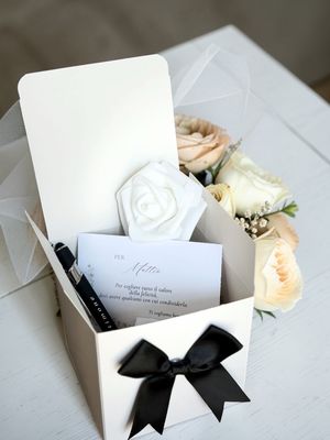 Scatolina regalo 10x10x10 con penna Testimone - Nero