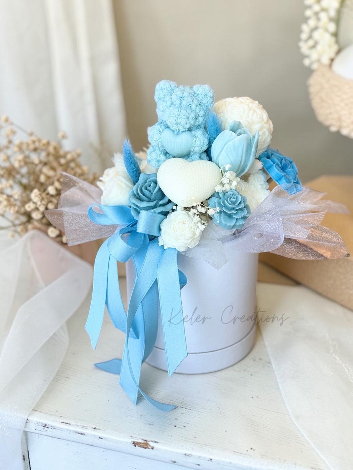 Bouquet Deluxe Celeste Polvere con Orsetto in Cappelliera - Personalizzata