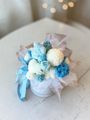 Bouquet Deluxe Celeste Polvere con Orsetto in Cappelliera - Personalizzata