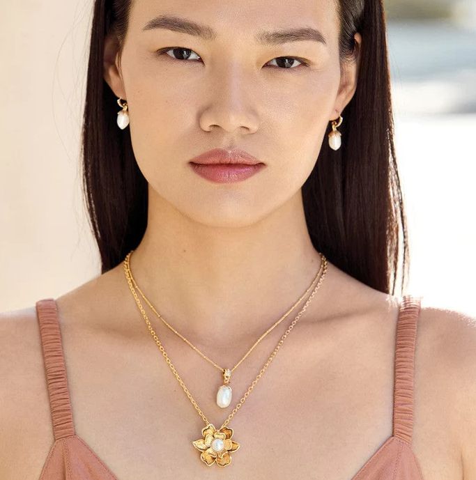 Everboom Pearl Flower Necklace