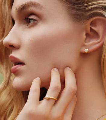 The Davie Pearl 18k Gold Vermeil Stud Earrings in White Pearl