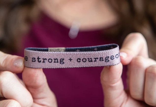 Men’s Stretchy Bracelet Be Strong + Courageous